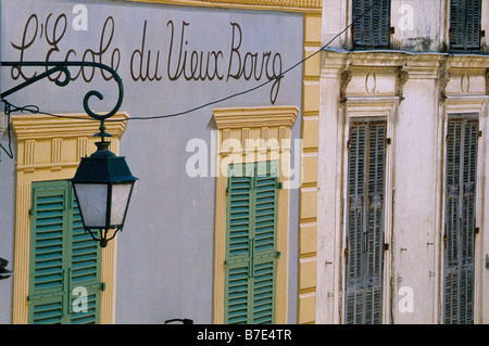 Altes Schulgebäude in der Provence Dorf Cagnes Sur mer Stockfoto