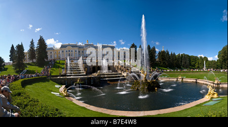 Panorama von einem unteren Garten von Peterhof Palast (St. Petersburg, Russland) Stockfoto