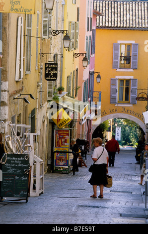Die Haupteinkaufsstraße Dorf Valbonne Stockfoto