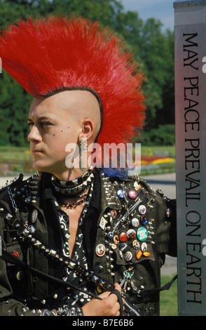 Matt Belgrano' der Herr Punk'. Frieden unterzeichnen. Battersea Park. London. England. UK. Europa, ca. 1980 Stockfoto