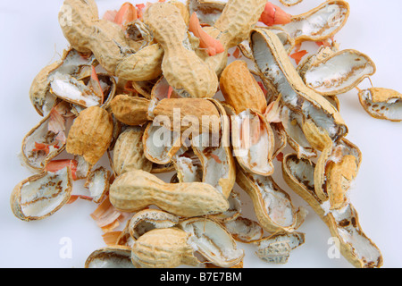gebrochenen Schalen geröstete Erdnüsse Stockfoto