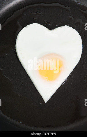 Spiegelei in Herzform Stockfoto