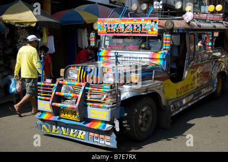 Bunter Jeepney LKW auf Straße, Cebu City, Cebu, Visayas, Philippinen Stockfoto