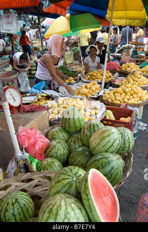 Obstverkäufer, Kohlenstoffmarkt, Downtown Cebu City, Cebu, Visayas, Philippinen Stockfoto