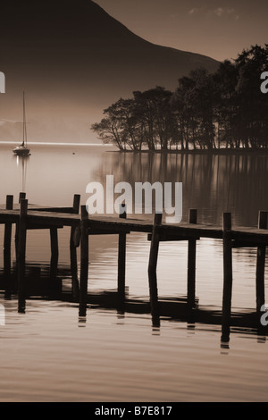 Überlegungen zum Ullsater.The am frühen Morgennebel & Reflexionen erfassen die Schönheit des Sees und die ruhige Szene. Stockfoto