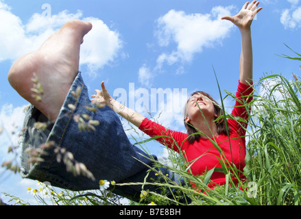 Frau Entspannung in der Natur Stockfoto