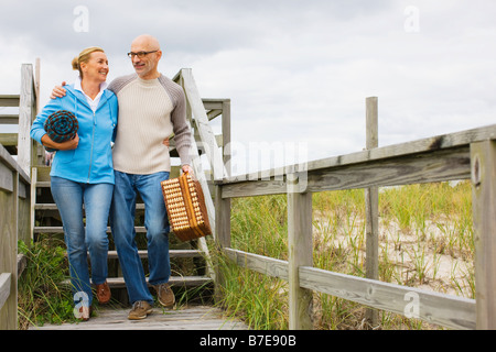 Paar für Picknick gehen Stockfoto