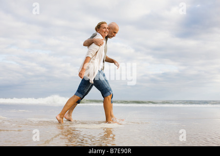 Paare, die im Meer Stockfoto