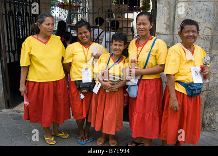 Frauen Kerze Verkäufer, The Cross of Magellan, Rathausplatz, Cebu City, Cebu, Visayas, Philippinen Stockfoto