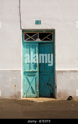 alte hölzerne Eingangstür des spanischen Hauses auf El Hierro, malte Türkis, teilweise geöffnet, Nummer 15 Stockfoto