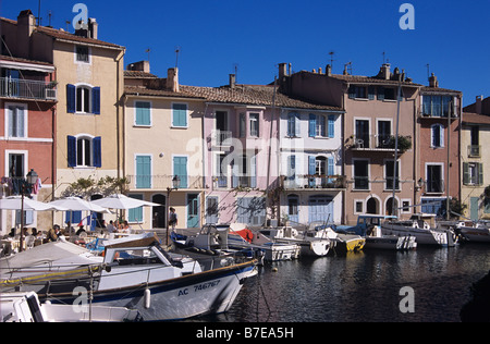 Canalside Häuser und Pavement Cafe Restaurant am Brescon Quay, Martigues, das "Venedig der Provence", Provence, Frankreich Stockfoto