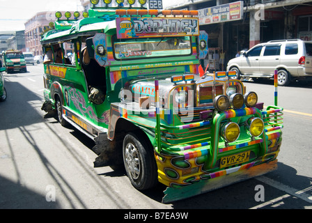 Bunter Jeepney LKW auf Straße, Cebu City, Cebu, Visayas, Philippinen Stockfoto