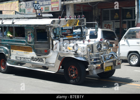 Bunter Jeepney LKW auf Straße, Cebu City, Cebu, Visayas, Philippinen Stockfoto