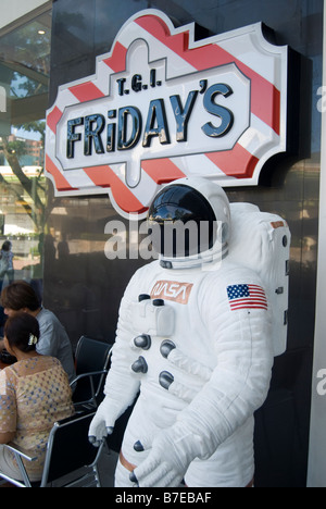 NASA-Astronaut Figur, TGI Fridays Restauranteingang, Ayala Shopping Mall, Cebu City, Cebu, Visayas, Philippinen Stockfoto