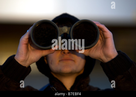 Flugzeug-Spotter mit leistungsstarke Ferngläser, um Flugzeuge am Flughafen Düsseldorf International, Deutschland zu sehen. Stockfoto