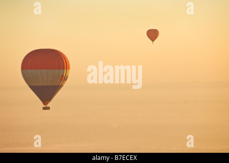 zwei Heißluftballons schweben über das Land westlich des Nils in Luxor bei Sonnenaufgang Ägypten Nahost Stockfoto