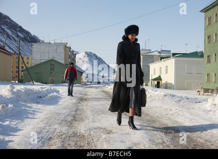 Russische Frau zu Fuß in Egvekinot, Tschukotka Sibirien-Russland Stockfoto