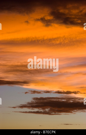 Gewitterwolken in der Abenddämmerung Stockfoto