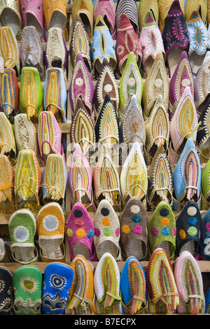 Marrakesch Marokko Nordafrika bunte traditionelle marokkanische Hausschuhe auf dem Display in einem Geschäft Stockfoto