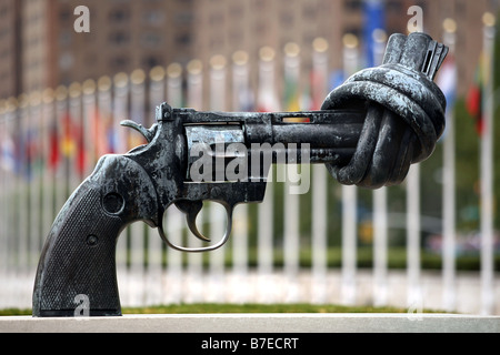 Gewaltlosigkeit oder verknoteten Gewehr Skulptur der Vereinten Nationen in New York City, USA Stockfoto