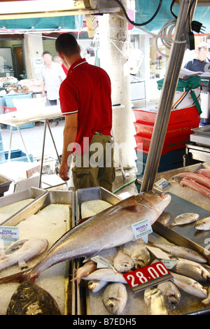 Männliche Fische Standbesitzer Venedig Stockfoto