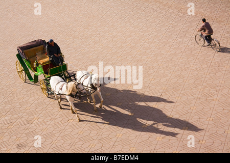 Hohes Ansehen der marokkanischen Mann in einer Pferdekutsche caleche im Platz Jemma El Fna in der Medina. Marrakesch Marokko Stockfoto