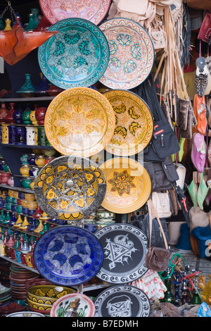 Bunte traditionelle marokkanische Keramik Platten in einem Shop in den Souk. Marrakech Marokko Nordafrika Stockfoto