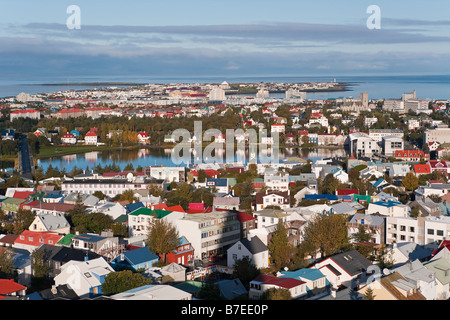 Island, Reykjavik, geringe Luftaufnahme vom Hallgrimskirkja von den bunten Häusern gewerblich genutzten Gebäuden und dem Hafen der Hauptstadt Stockfoto