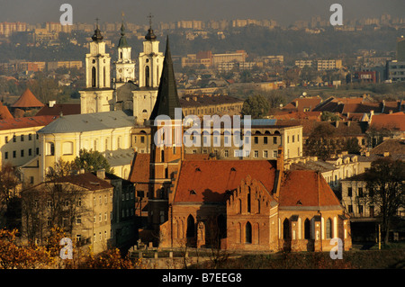 Altstadt mit Vytautas Kirche gesehen von Aleksoto Keltuvas in Kaunas Litauen Stockfoto