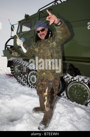 Eisfischen für Sud vor modifizierten Tank (Vezdekhod), Anadyr Tschukotka, Sibirien-Russland Stockfoto