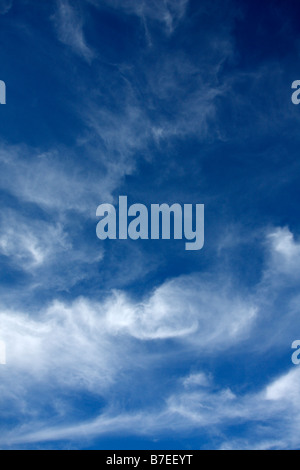 Hohen Cirruswolken im tiefblauen Himmel. Stockfoto