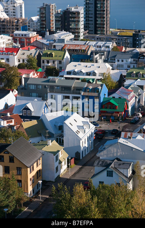 Island, Reykjavik, geringe Luftaufnahme vom Hallgrimskirkja von den bunten Häusern gewerblich genutzten Gebäuden und dem Hafen der Hauptstadt Stockfoto
