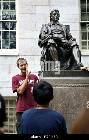 "Hahvahd" Tourguide, John Harvard Statue, Harvard University, Cambridge, Massachusetts, USA Stockfoto