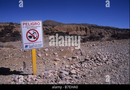 Unterirdische Erdgasleitung "Keine Ausgrabung" Warnschild in spanischer Sprache in der Nähe von Humahuaca, Provinz Jujuy, Argentinien Stockfoto