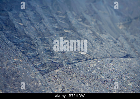 an einem kalten frostigen Morgen auf ein Auto Windschutzscheibe Frost Stockfoto