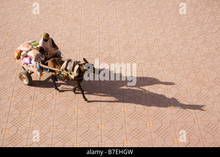 Marrakesch Marokko Nordafrika Luftaufnahme der lange Schatten der marokkanischen Mann reitet Eselskarren in Platz Djemma el Fna entfernt Stockfoto