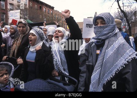 Palästinensische Amerikaner protestieren gegen die israelische Besatzung und Behandlung der Palästinenser an der Atlantic Avenue in Brooklyn, New York. Stockfoto