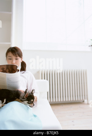 Frau entspannt auf dem sofa Stockfoto