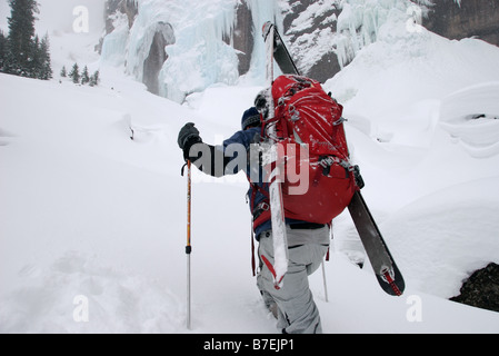 Backcountry Skifahrer klettert hinauf, vorbei an einem gefrorenen Wasserfall Skifahren Tiefschnee in der Nähe von Telluride, colorado Stockfoto