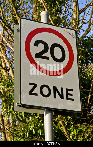 dh 20 mph Zone STRASSENSCHILD Großbritannien SCHOTTLAND Sicherheitsgeschwindigkeitsgrenze Wegweiser 20 mph Zeichen beschleunigen Stockfoto