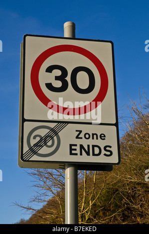 dh ROADSIGN UK Safety 30 mph Speed Limit Wegweiser Road 30mph end 20 mph Zone endet gb-Zeichen Stockfoto