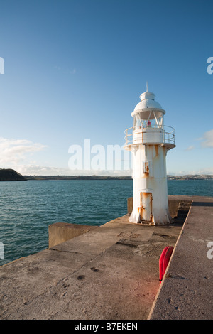 Leuchtturm am Ende der Mole Brixham Marina English Riviera Tor Bay Devon England UK Stockfoto