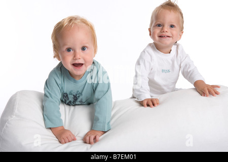 Zwei Kleinkinder auf einem Kissen Stockfoto