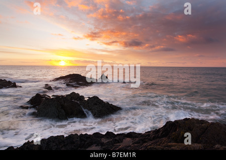 Sunrise, Blick auf die brechenden Wellen von Polperro Cornwall England UK Stockfoto