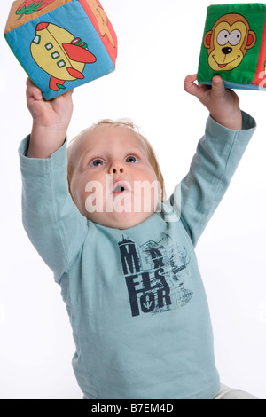 Kleinkind mit zwei weichen Steinen Stockfoto