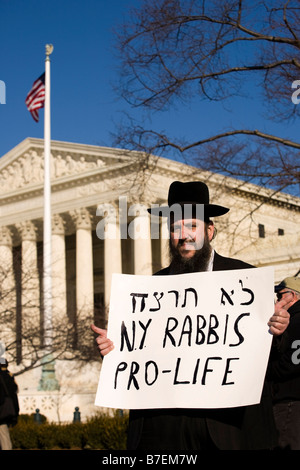 New Yorker Rabbiner steht vor dem US Supreme Court mit einem Schild zur Unterstützung der Pro-Life - Marsch für das Leben-Rallye 2009 Stockfoto