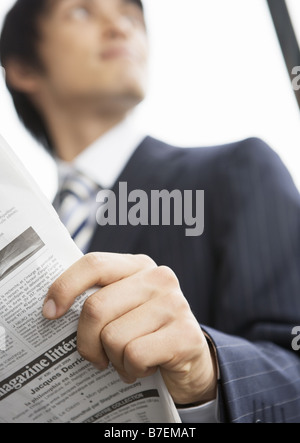 Nahaufnahme des Unternehmer Hand, die eine Zeitung Stockfoto