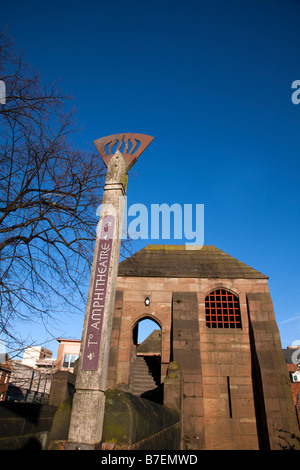 Chester Ortsschild Amphitheater mit Wolf Tor oder neue Gate Brücke hinter Stockfoto