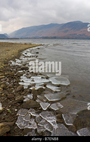 Stücke von dickem Eis am Rande des Derwent Water in der Nähe von Keswick Cumbria Lake District England UK GB EU Europa gebrochen Stockfoto