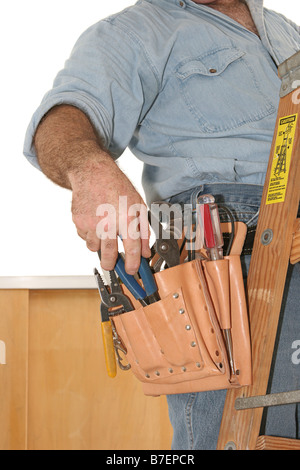 Eine Nahaufnahme von einem Elektriker s Werkzeuge in seiner Werkzeugtasche, wie er arbeiten Overhead ist auf einer Leiter Modell ist ein Elektromeister Stockfoto